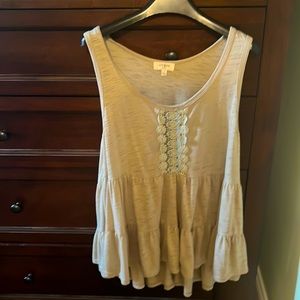 Beautiful flowy hi low top style.